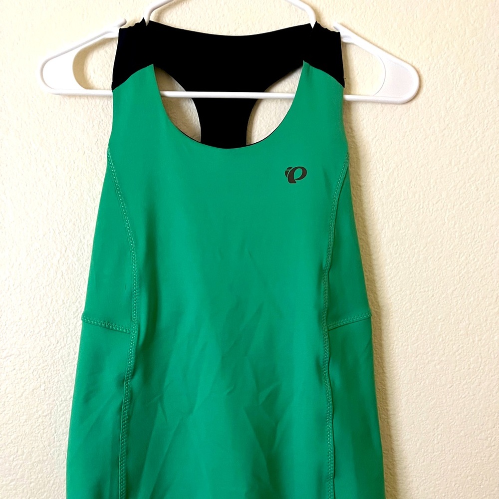 Pearl izumi elite tank top with built in bra.